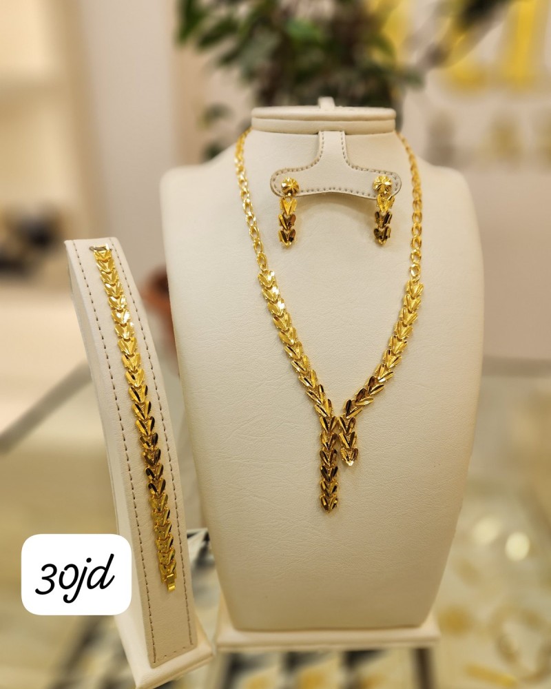 Sets 39 AED (3) Sets 39 AED (3)